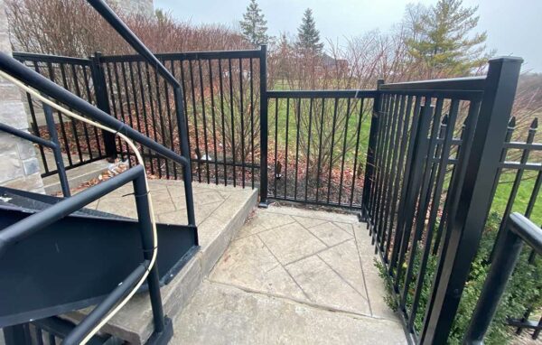 Deck Railing Grimsby-Aluminum-Railings-Glass-Railings-Pool-Railings-Balcony-Railings-Banister-Railings-Porch-Railings-decks-and-railings-deck-with-railing-deck-with-rails