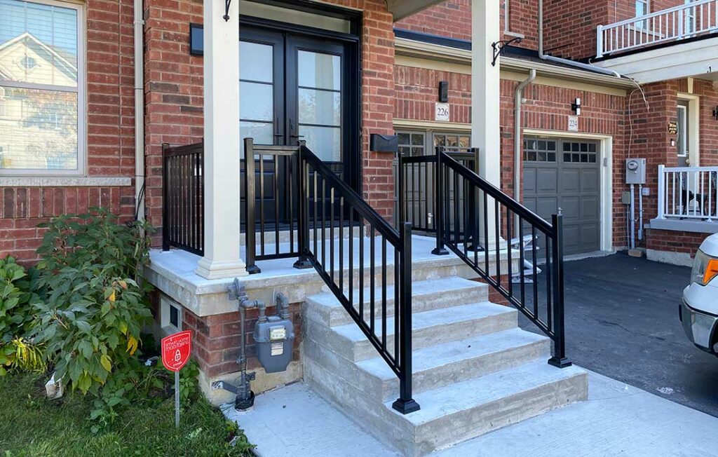 Deck Railing Uxbridge-Aluminum-Railings-Glass-Railing-Pool-Railings-Balcony-Railings-Banister-Railings-Porch-Railings-Frameless-Glass-Railing